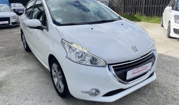Peugeot 208 1,2 VTi Allure Sky 5d full
